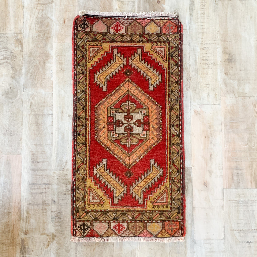 4443 Handwoven Vintage Rug 1’5x2’9