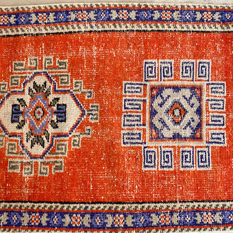 4634 Handwoven Vintage Rug 2'7x10'9