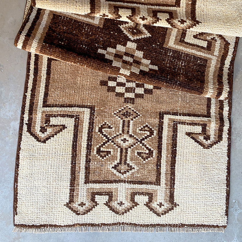 4635 Handwoven Vintage Rug 3’3x11’8