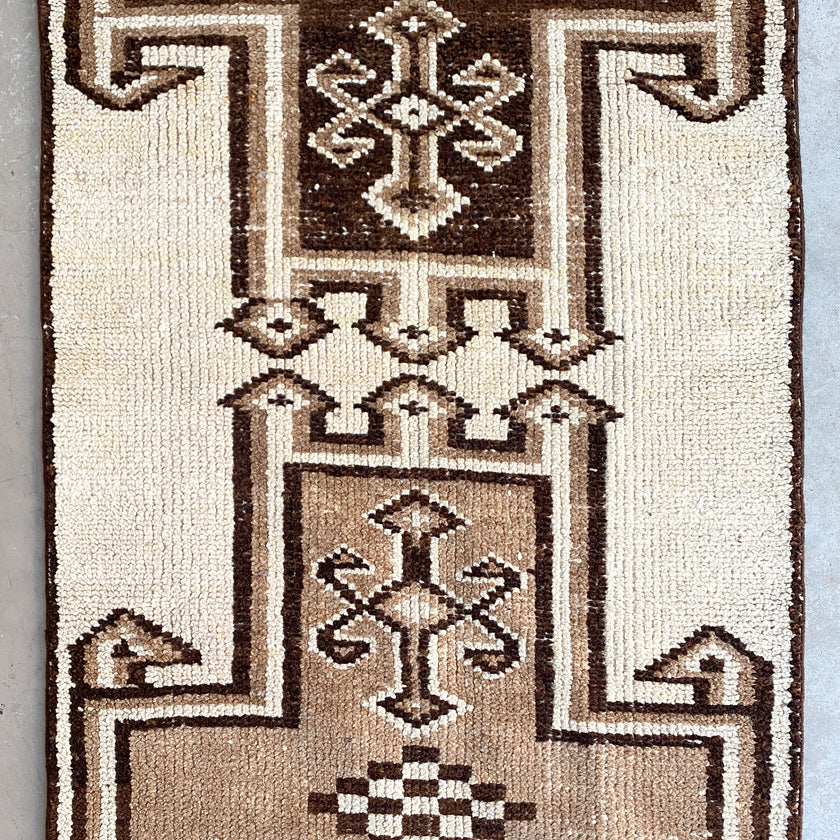4635 Handwoven Vintage Rug 3’3x11’8
