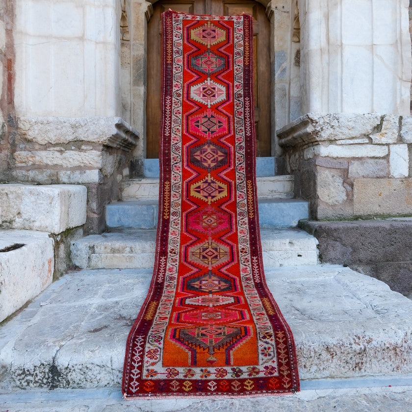 4739 Handwoven Vintage Rug 2'9x11'9