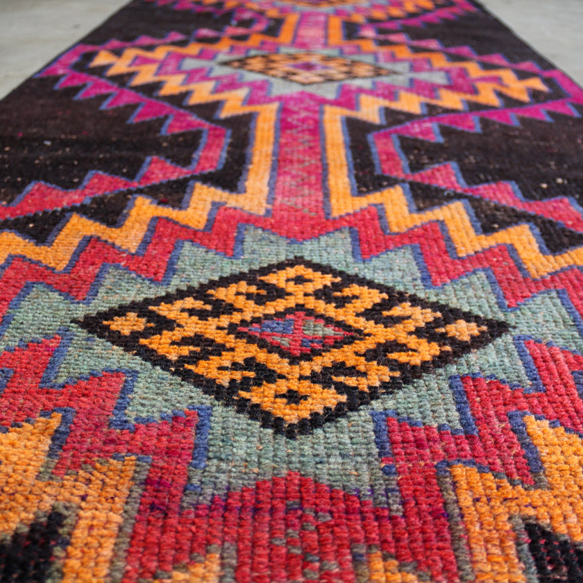 56899 Handwoven Vintage Rug 2'10x9'9