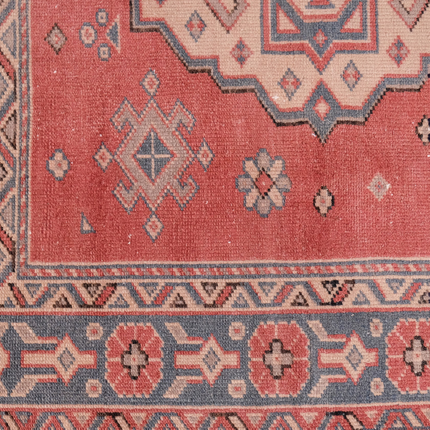 6304 Handwoven Vintage Rug 3'11x6'8