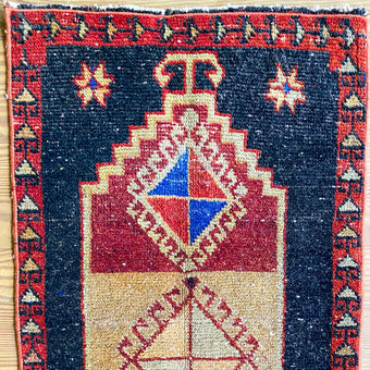 8320 Handwoven Vintage Rug 1’8x3’4