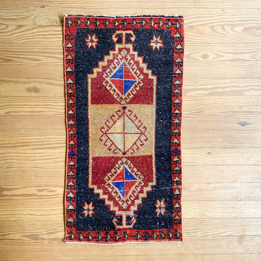 8320 Handwoven Vintage Rug 1’8x3’4