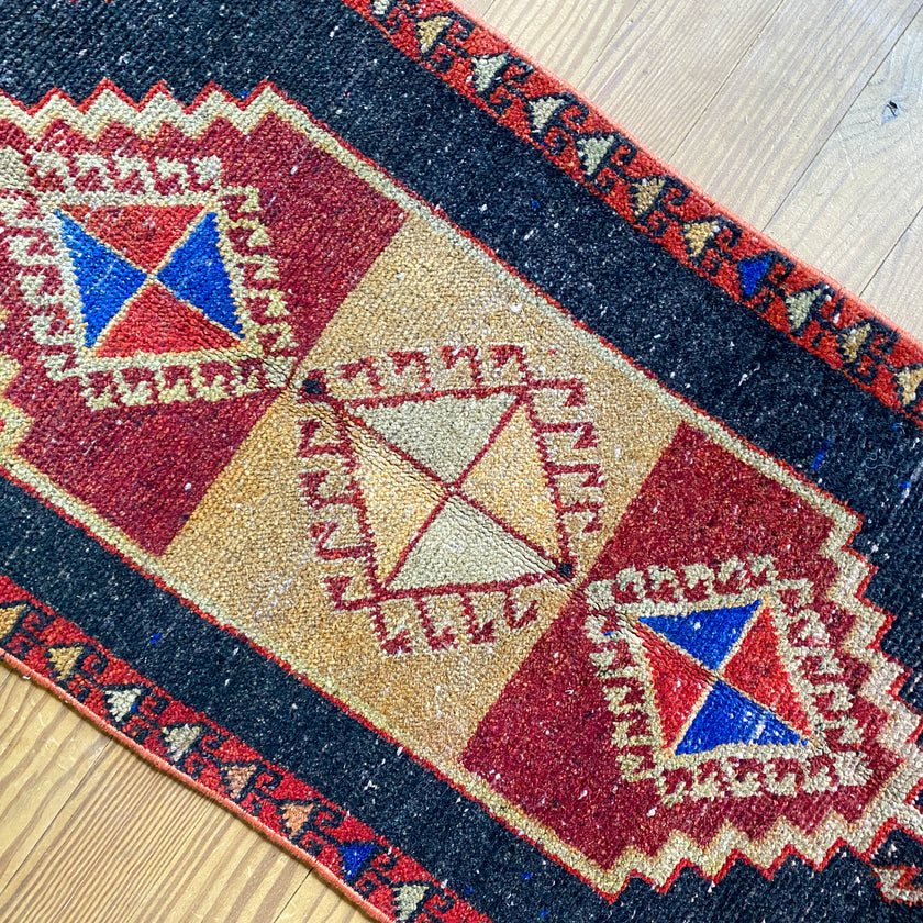 8320 Handwoven Vintage Rug 1’8x3’4