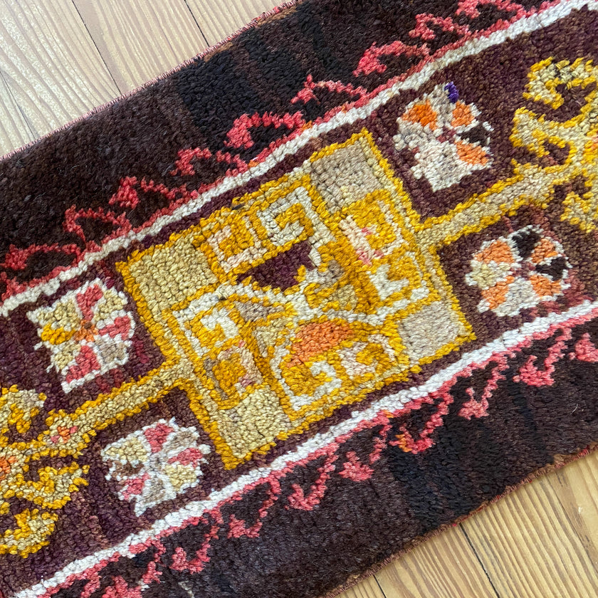 1210 Handwoven Vintage Rug 1’5x3’5